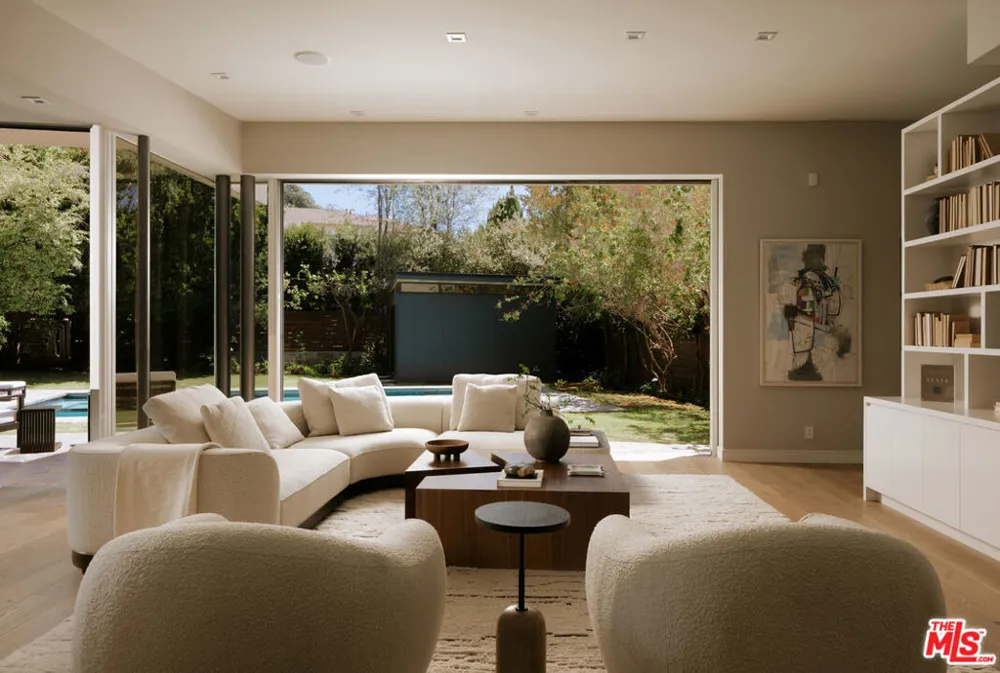 212 S Saltair Avenue Los Angeles, CA 90049