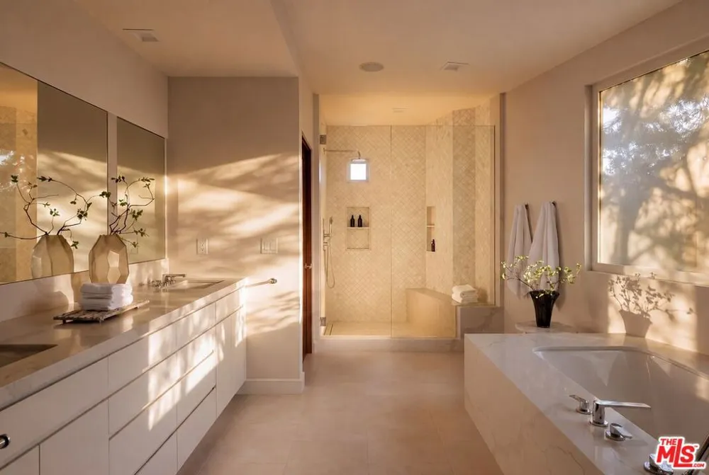 212 S Saltair Avenue Los Angeles, CA 90049
