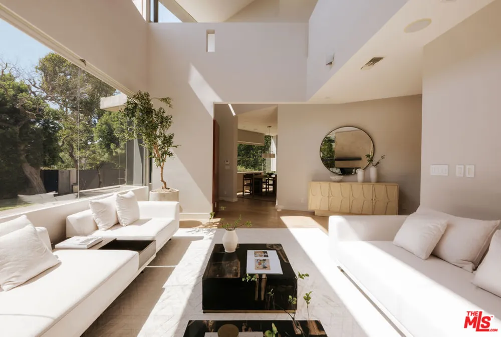 212 S Saltair Avenue Los Angeles, CA 90049