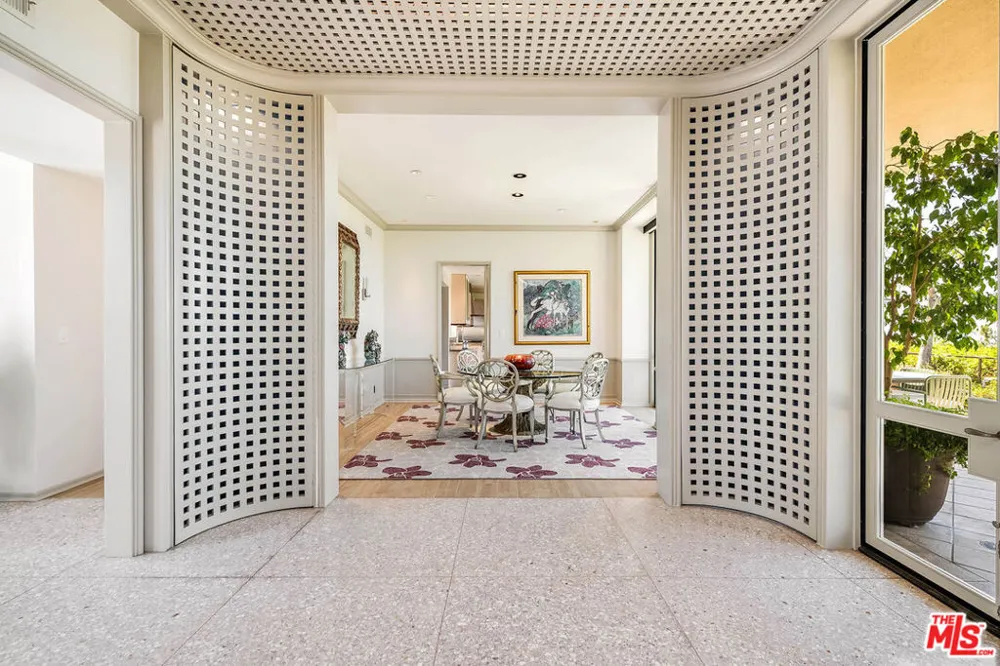 9656 Lawlen Way Los Angeles, CA 90210