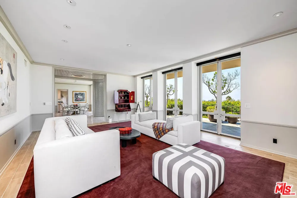 9656 Lawlen Way Los Angeles, CA 90210