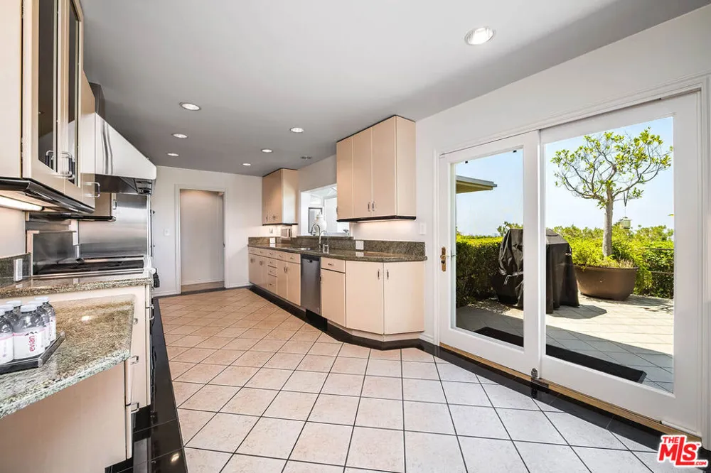 9656 Lawlen Way Los Angeles, CA 90210