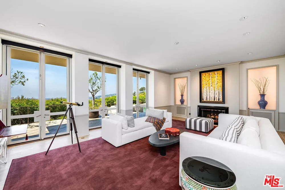 9656 Lawlen Way Los Angeles, CA 90210