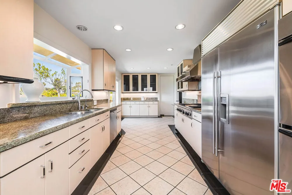 9656 Lawlen Way Los Angeles, CA 90210