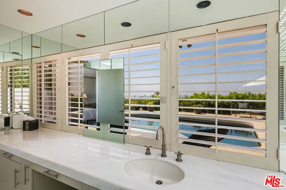 9656 Lawlen Way Los Angeles, CA 90210