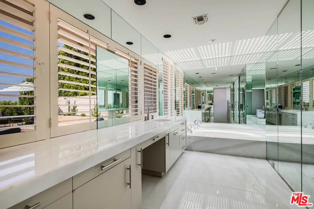 9656 Lawlen Way Los Angeles, CA 90210
