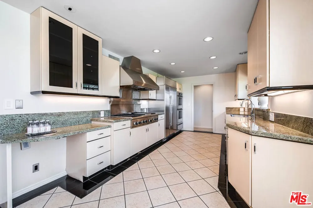 9656 Lawlen Way Los Angeles, CA 90210