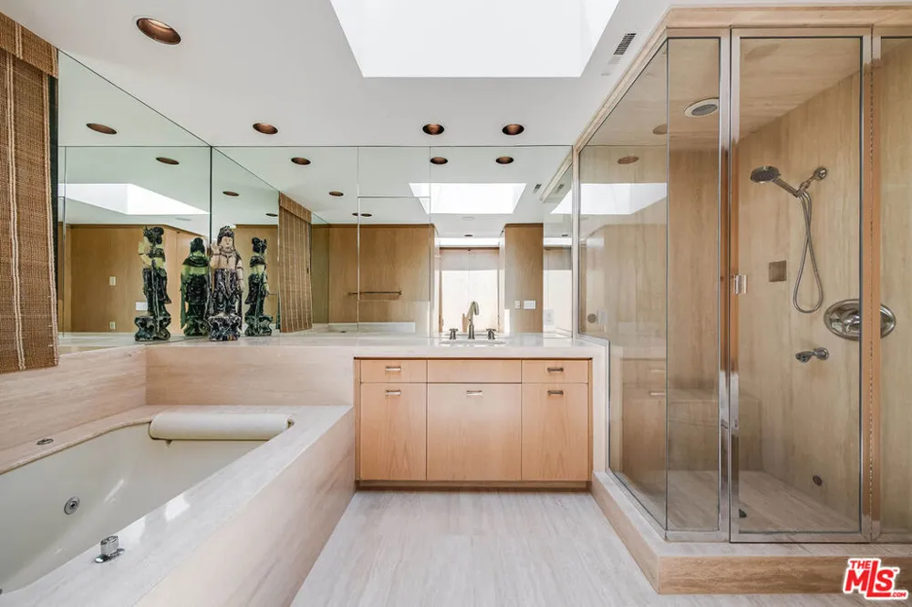 9656 Lawlen Way Los Angeles, CA 90210