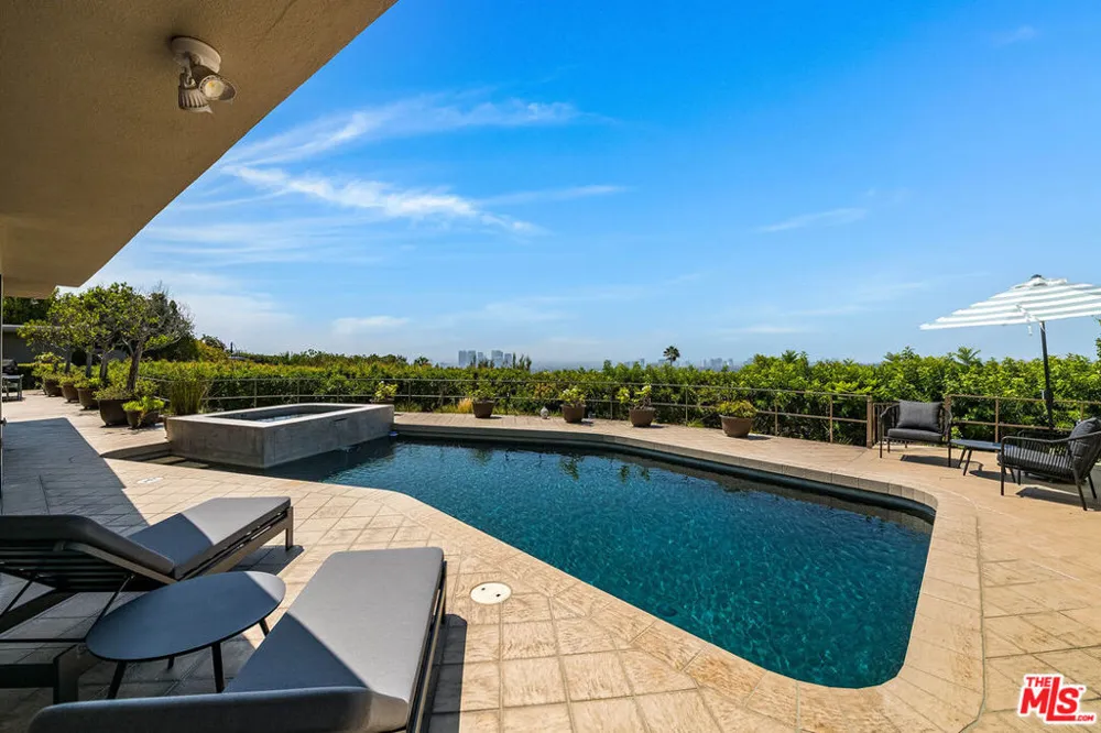 9656 Lawlen Way Los Angeles, CA 90210