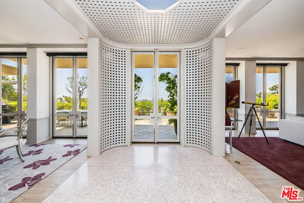 9656 Lawlen Way Los Angeles, CA 90210