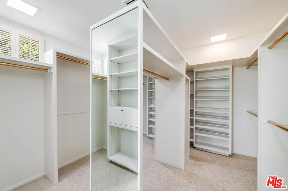 9656 Lawlen Way Los Angeles, CA 90210