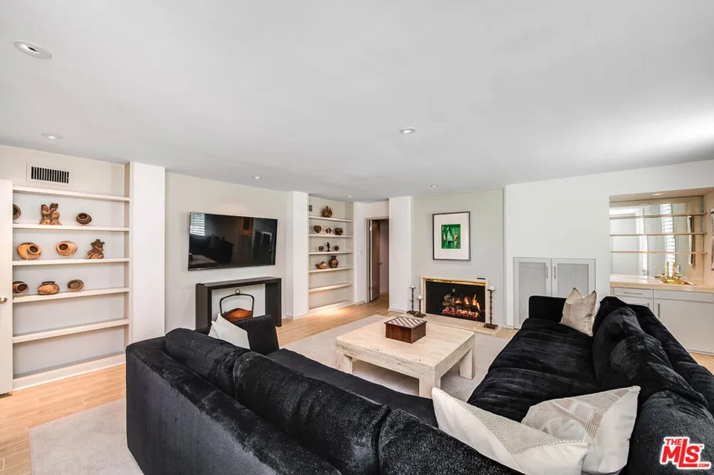 9656 Lawlen Way Los Angeles, CA 90210