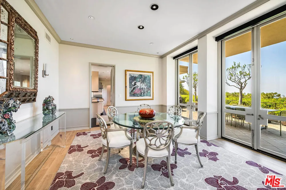 9656 Lawlen Way Los Angeles, CA 90210