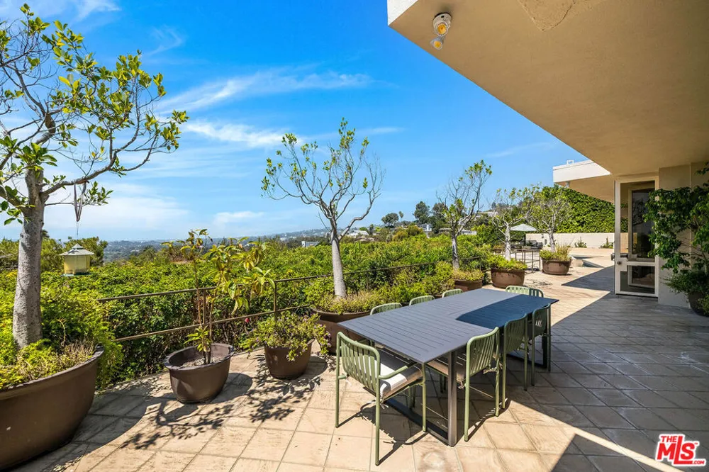 9656 Lawlen Way Los Angeles, CA 90210