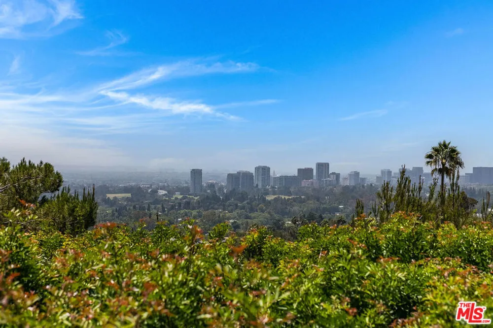 9656 Lawlen Way Los Angeles, CA 90210