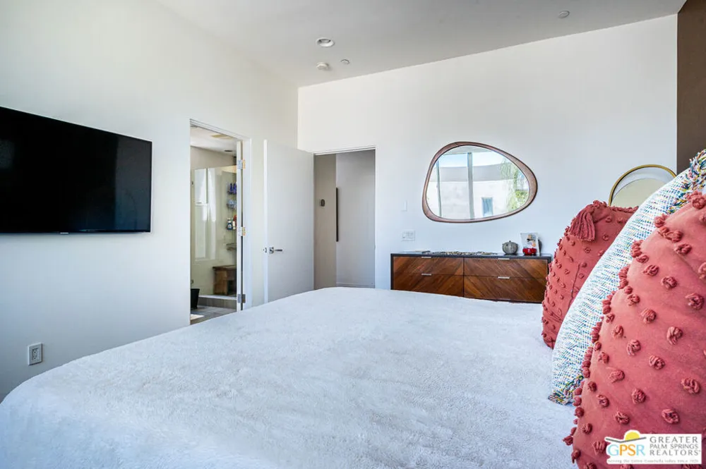 1009 Iris Lane Palm Springs, CA 92264