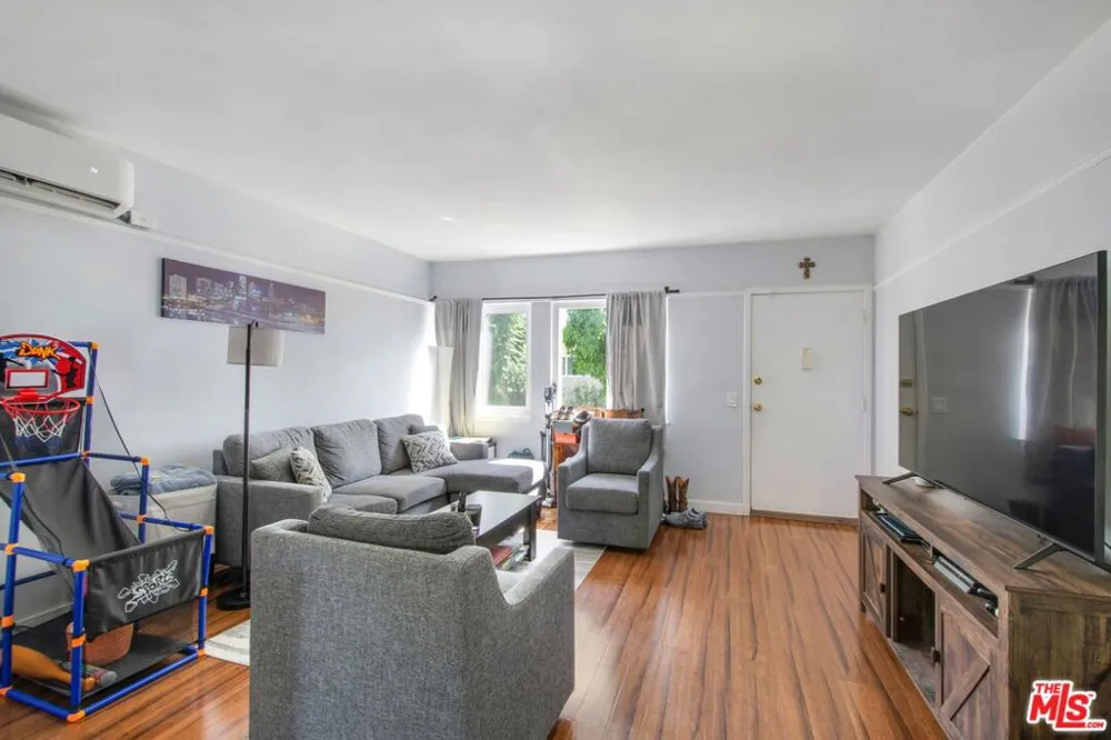 7129 Coldwater Canyon Avenue #10 North Hollywood, CA 91605