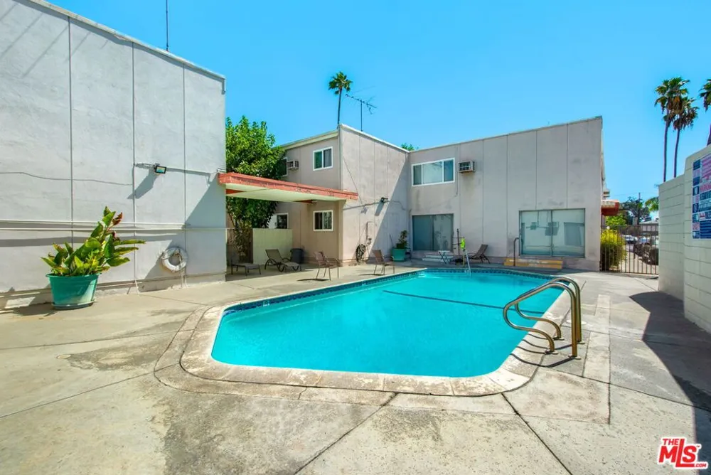 7129 Coldwater Canyon Avenue #10 North Hollywood, CA 91605