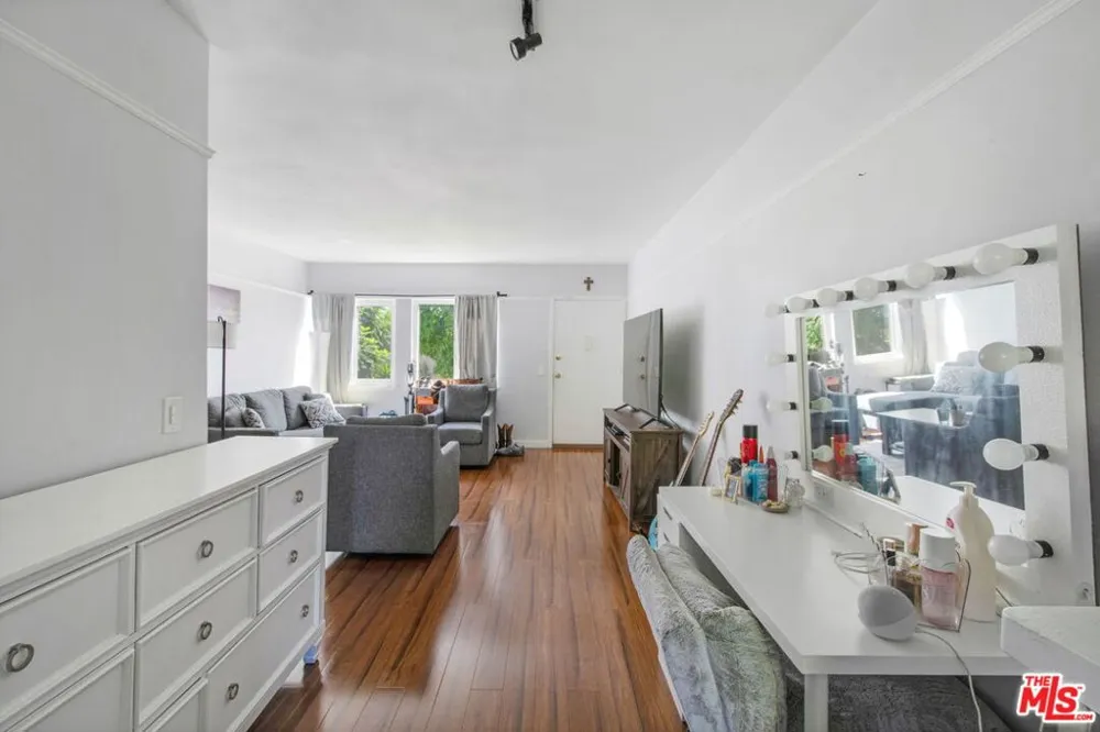 7129 Coldwater Canyon Avenue #10 North Hollywood, CA 91605