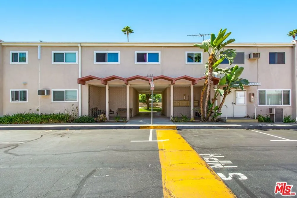 7129 Coldwater Canyon Avenue #10 North Hollywood, CA 91605