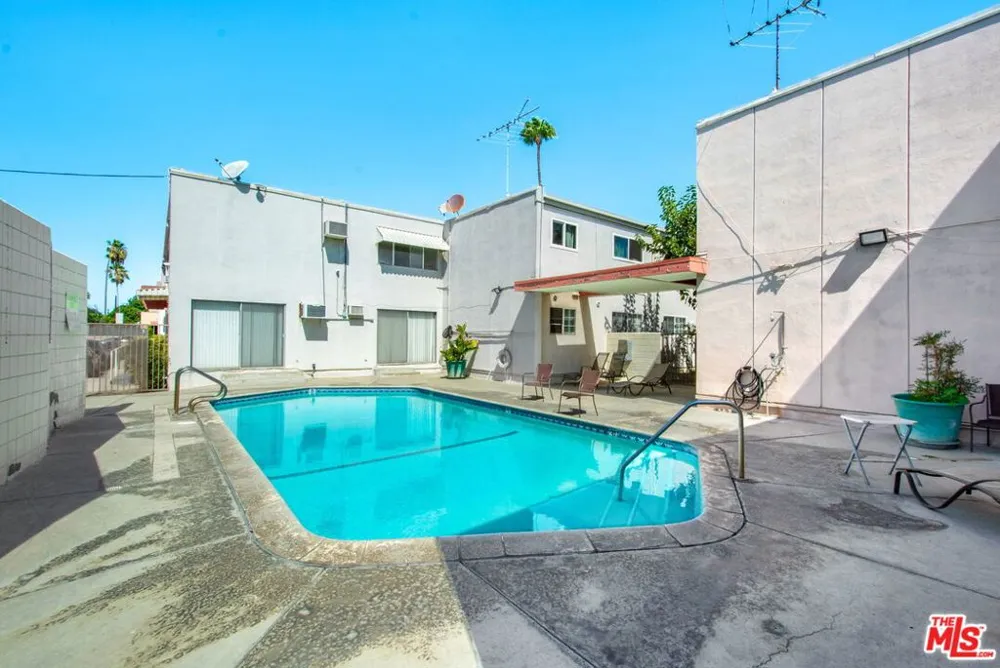 7129 Coldwater Canyon Avenue #10 North Hollywood, CA 91605