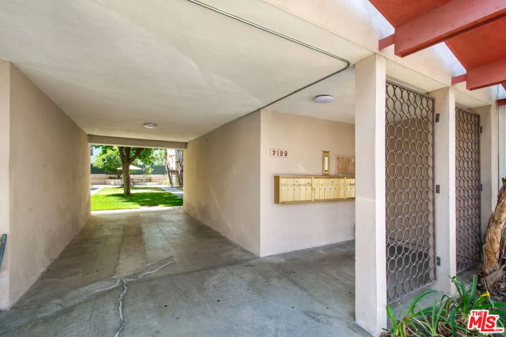 7129 Coldwater Canyon Avenue #10 North Hollywood, CA 91605