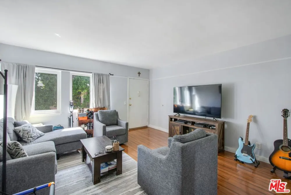 7129 Coldwater Canyon Avenue #10 North Hollywood, CA 91605