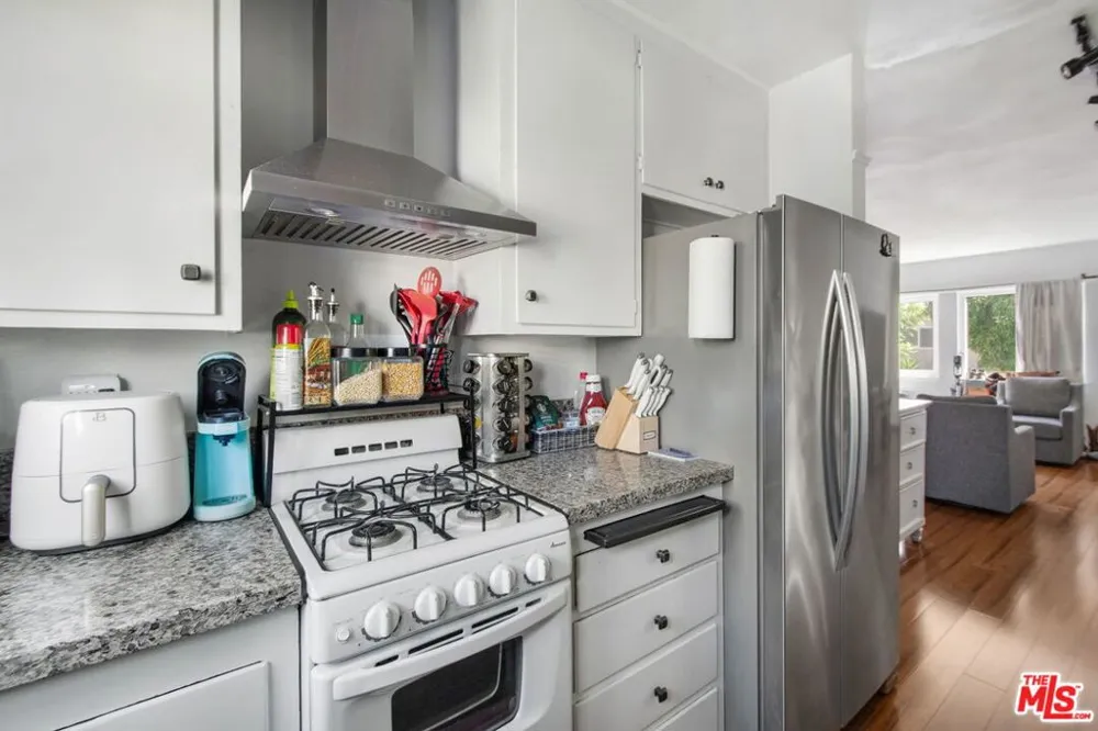 7129 Coldwater Canyon Avenue #10 North Hollywood, CA 91605