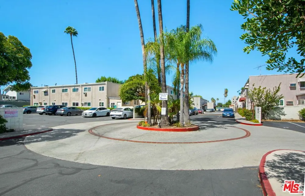 7129 Coldwater Canyon Avenue #10 North Hollywood, CA 91605