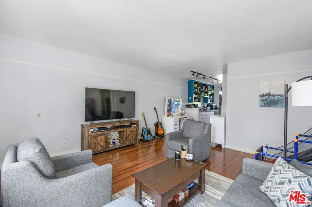 7129 Coldwater Canyon Avenue #10 North Hollywood, CA 91605