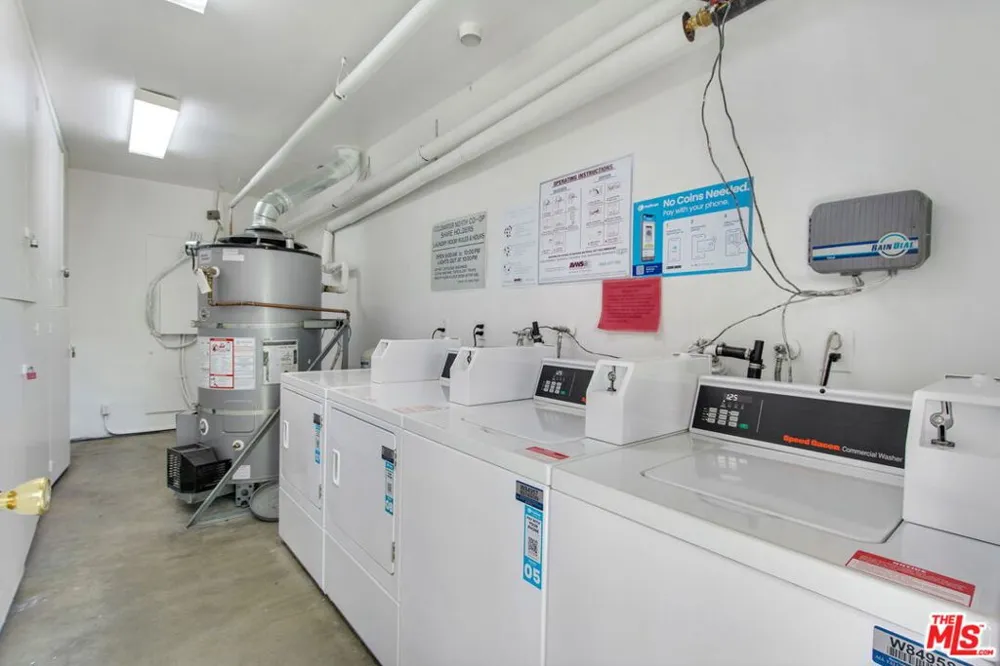 7129 Coldwater Canyon Avenue #10 North Hollywood, CA 91605