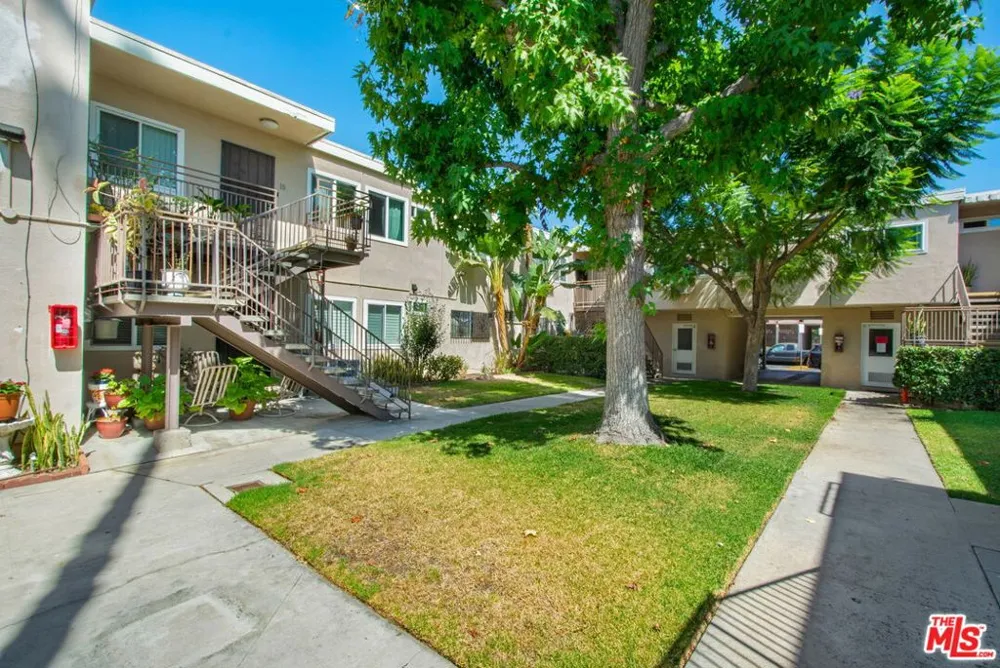 7129 Coldwater Canyon Avenue #10 North Hollywood, CA 91605