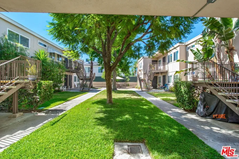 7129 Coldwater Canyon Avenue #10 North Hollywood, CA 91605