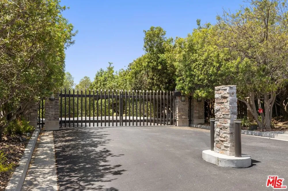 18149 Knoll Hill Granada Hills, CA 91344
