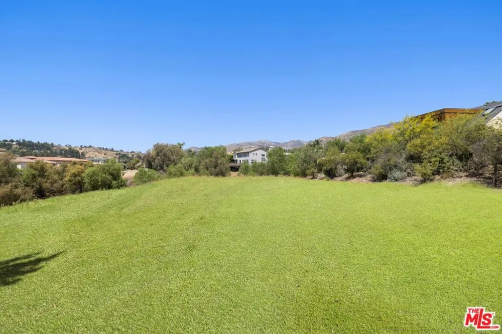 18149 Knoll Hill Granada Hills, CA 91344