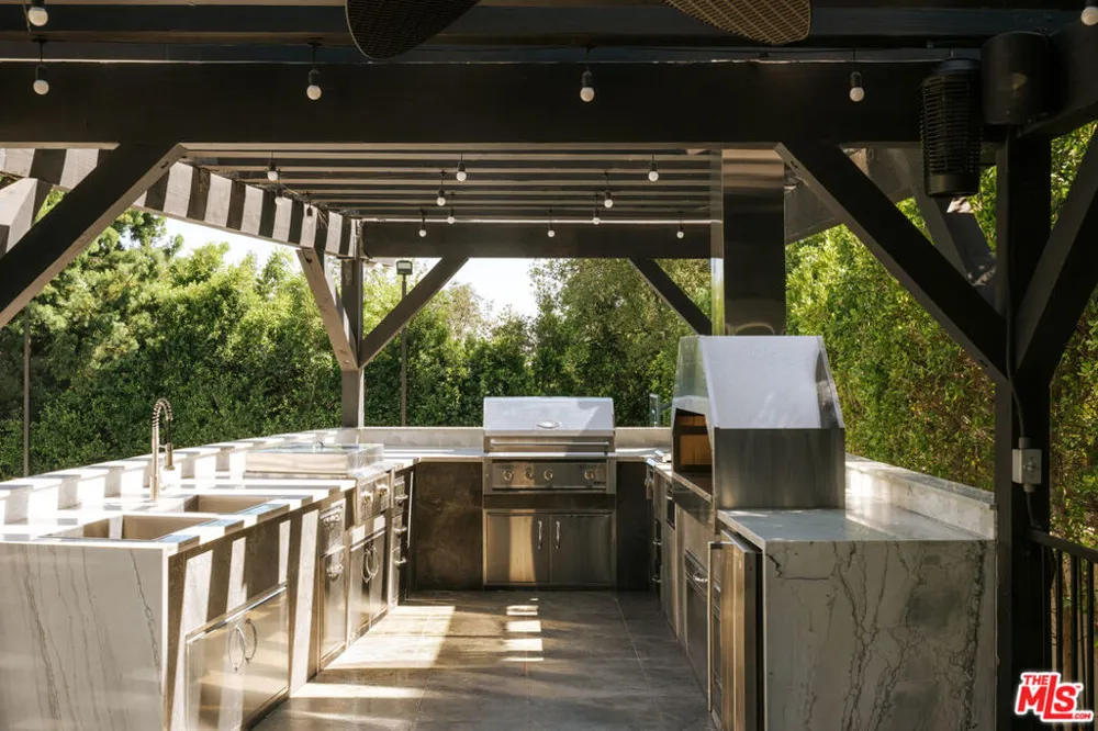 1246 El Vago Street La Canada Flintridge, CA 91011