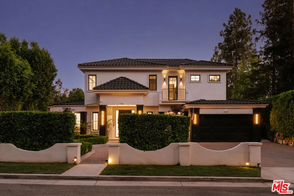 1246 El Vago Street La Canada Flintridge, CA 91011