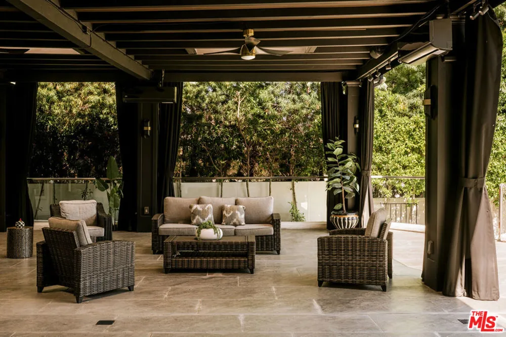 1246 El Vago Street La Canada Flintridge, CA 91011