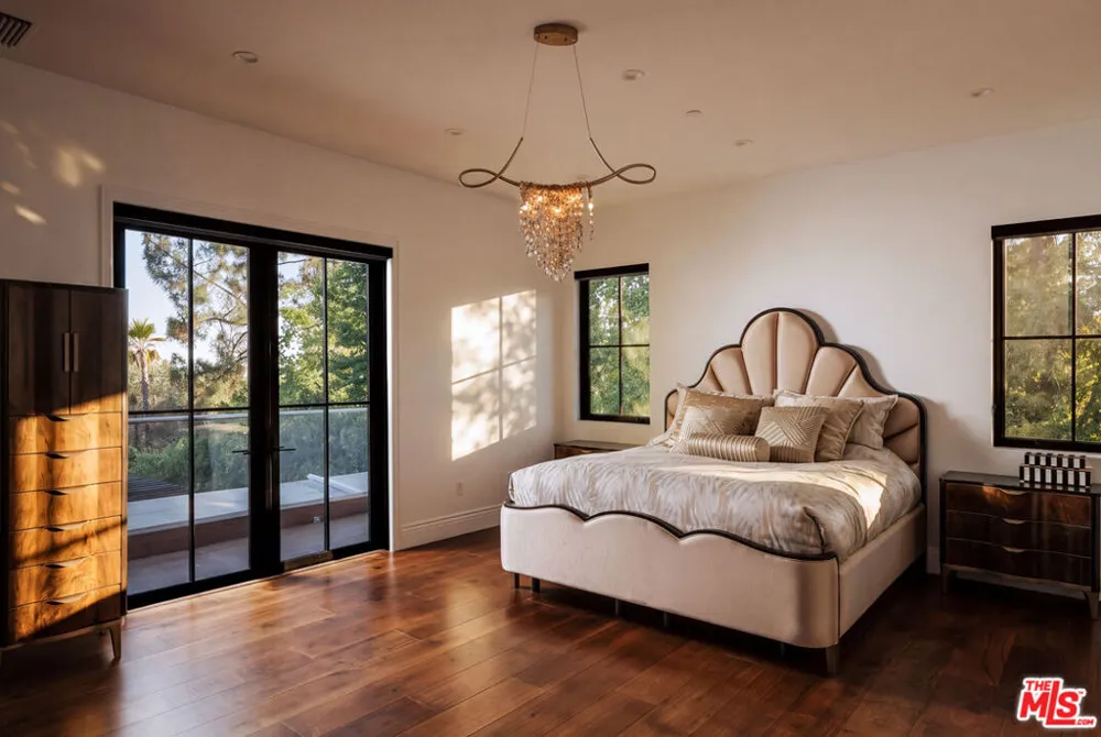 1246 El Vago Street La Canada Flintridge, CA 91011
