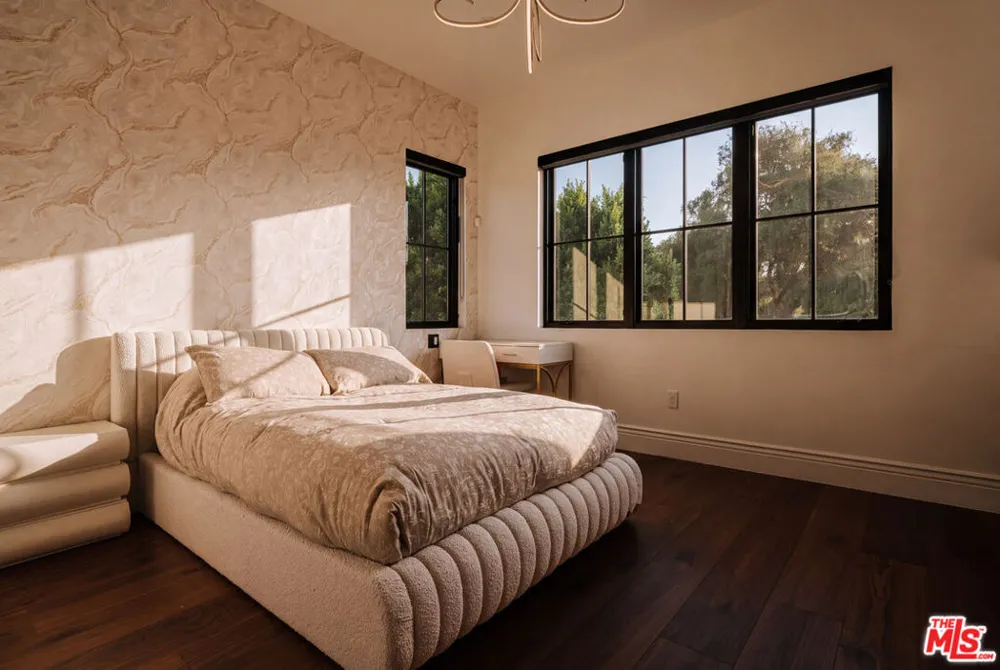 1246 El Vago Street La Canada Flintridge, CA 91011