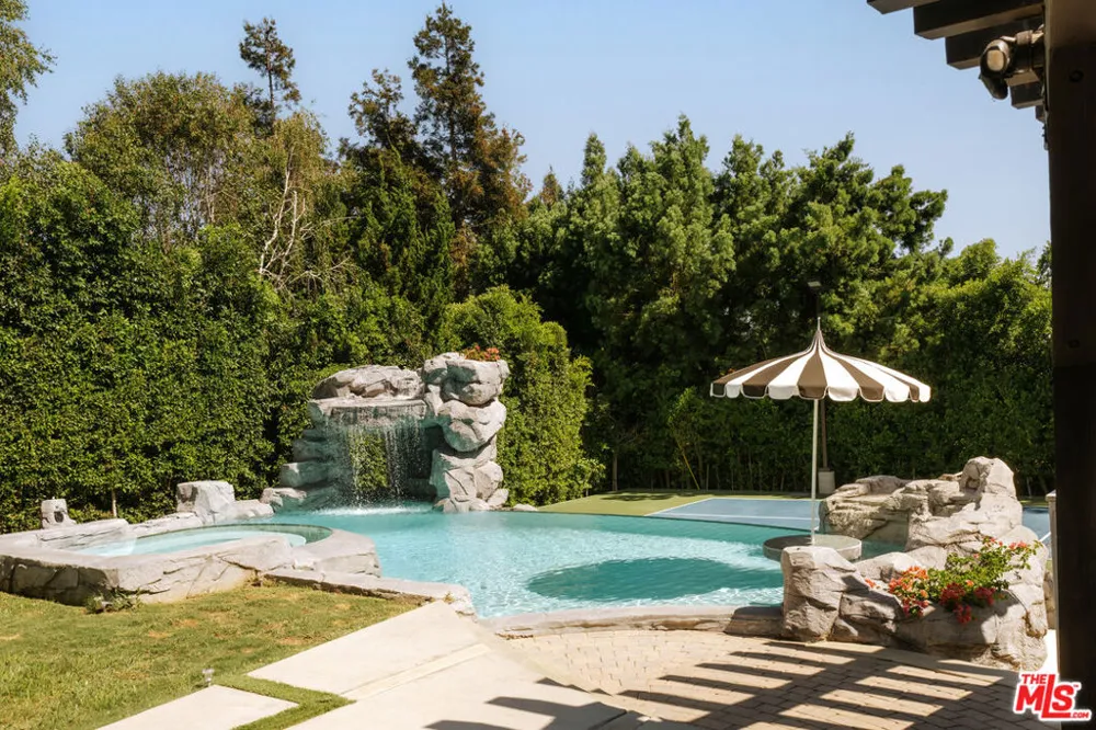 1246 El Vago Street La Canada Flintridge, CA 91011