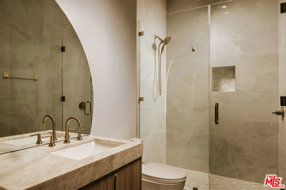 1246 El Vago Street La Canada Flintridge, CA 91011