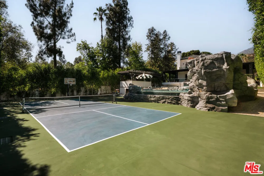 1246 El Vago Street La Canada Flintridge, CA 91011