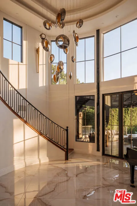 1246 El Vago Street La Canada Flintridge, CA 91011