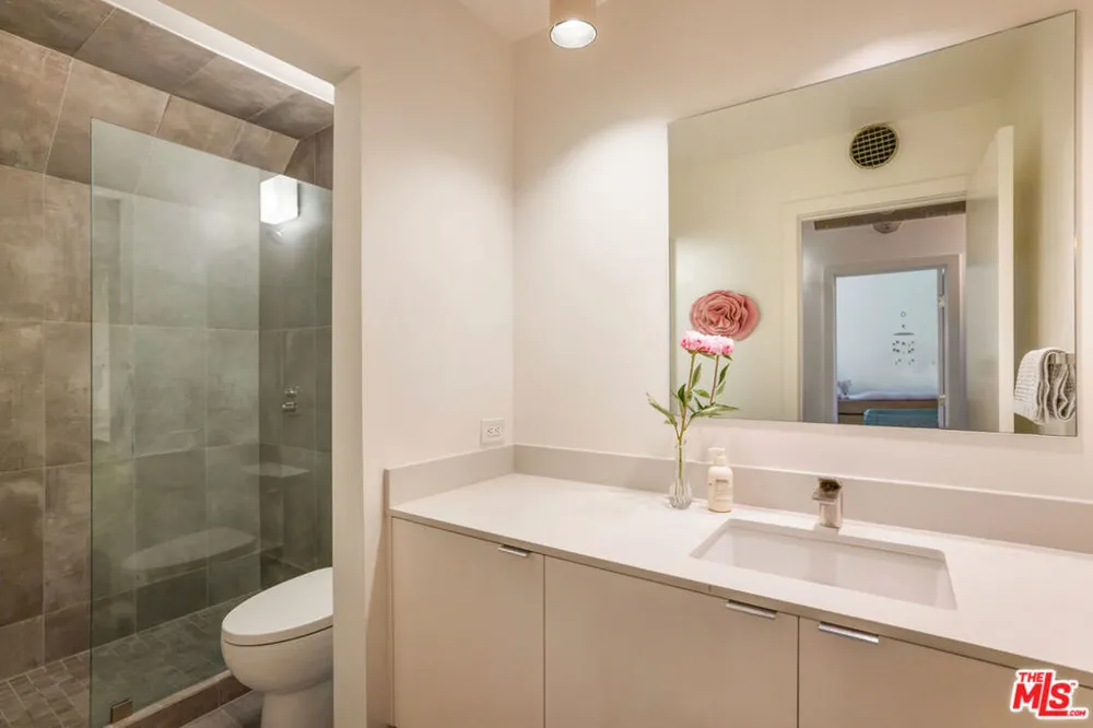 2433 28th Street #B Santa Monica, CA 90405