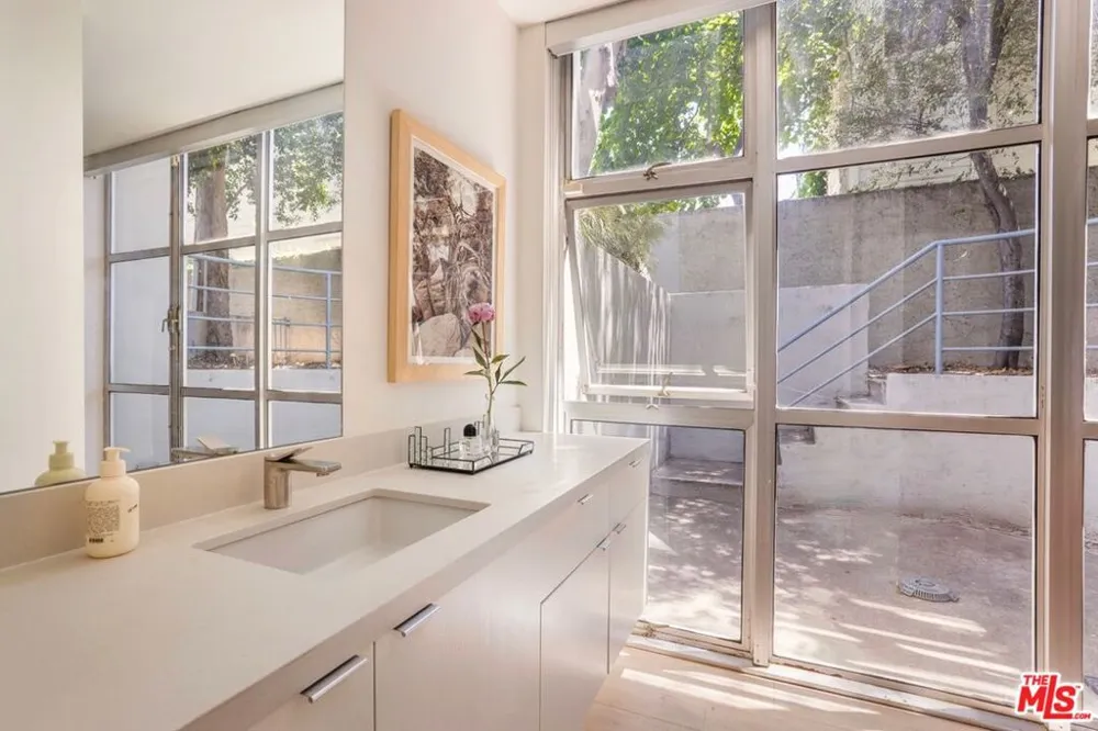 2433 28th Street #B Santa Monica, CA 90405