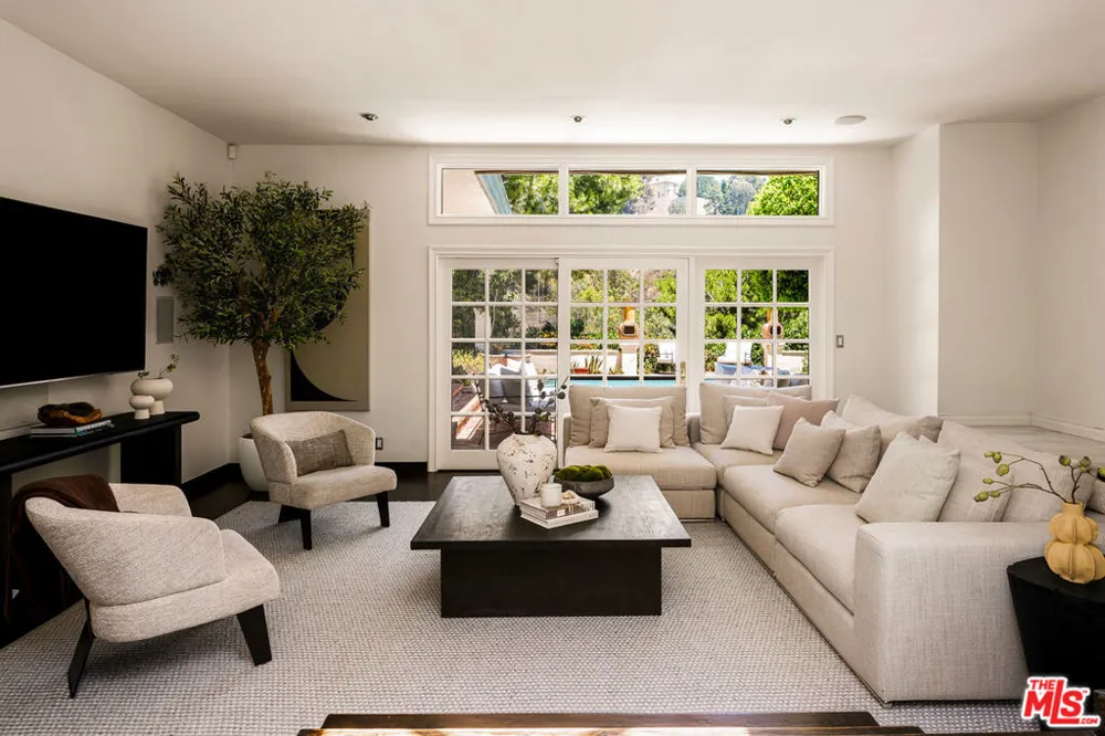 10216 Cielo Drive Los Angeles, CA 90210