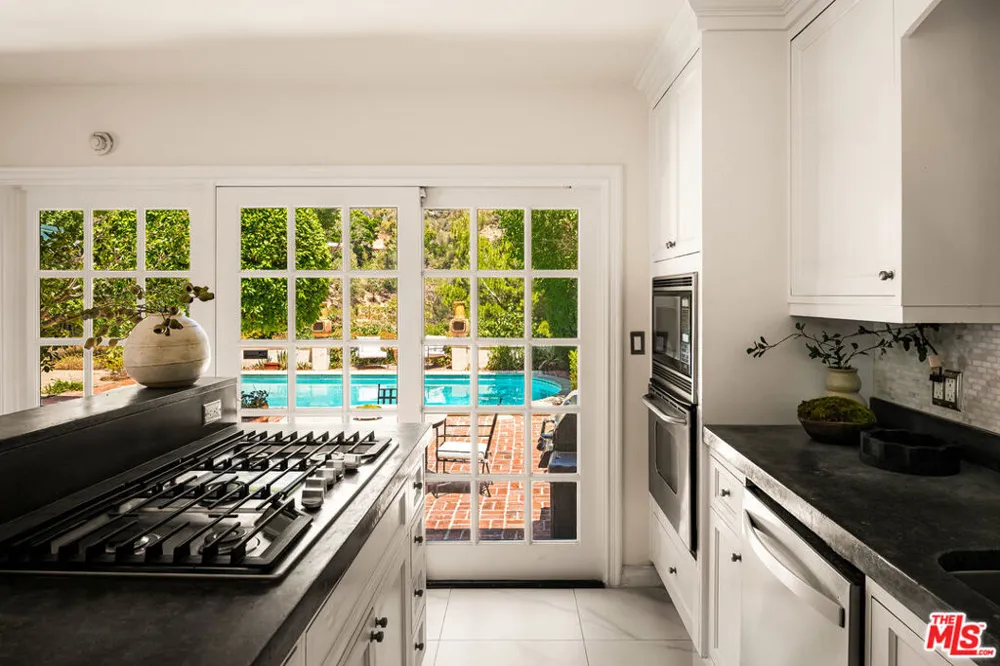 10216 Cielo Drive Los Angeles, CA 90210
