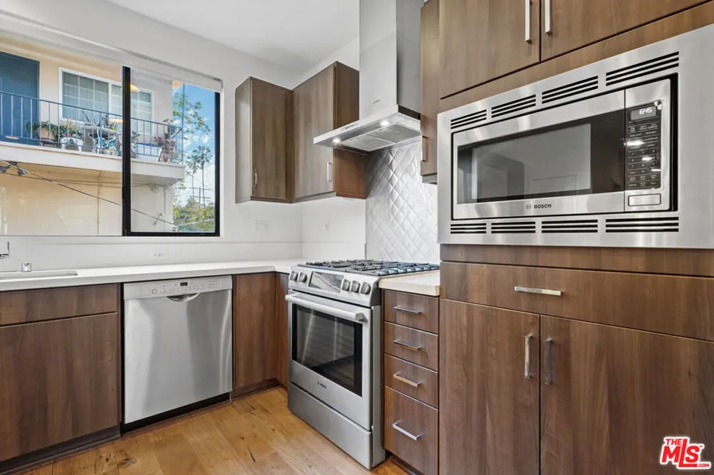 1427 WATERLOO STREET Los Angeles, CA 90026