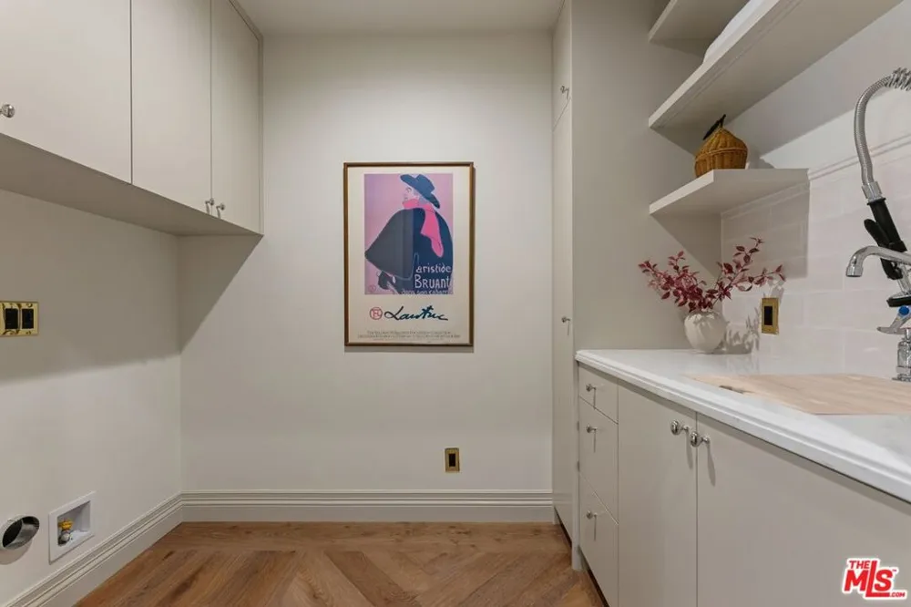 224 Bowling Green Way Los Angeles, CA 90049